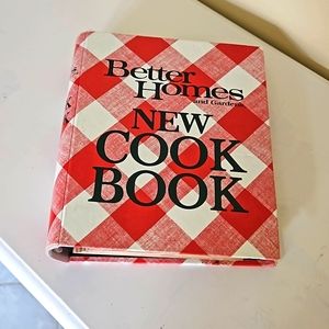 Better homes in gardens, vintage new COOK BOOK